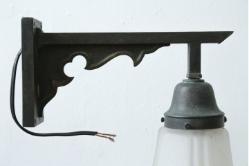 和製アンティーク　ほんのり透ける乳白色ガラスシェードのウォールライト　(R-087487)