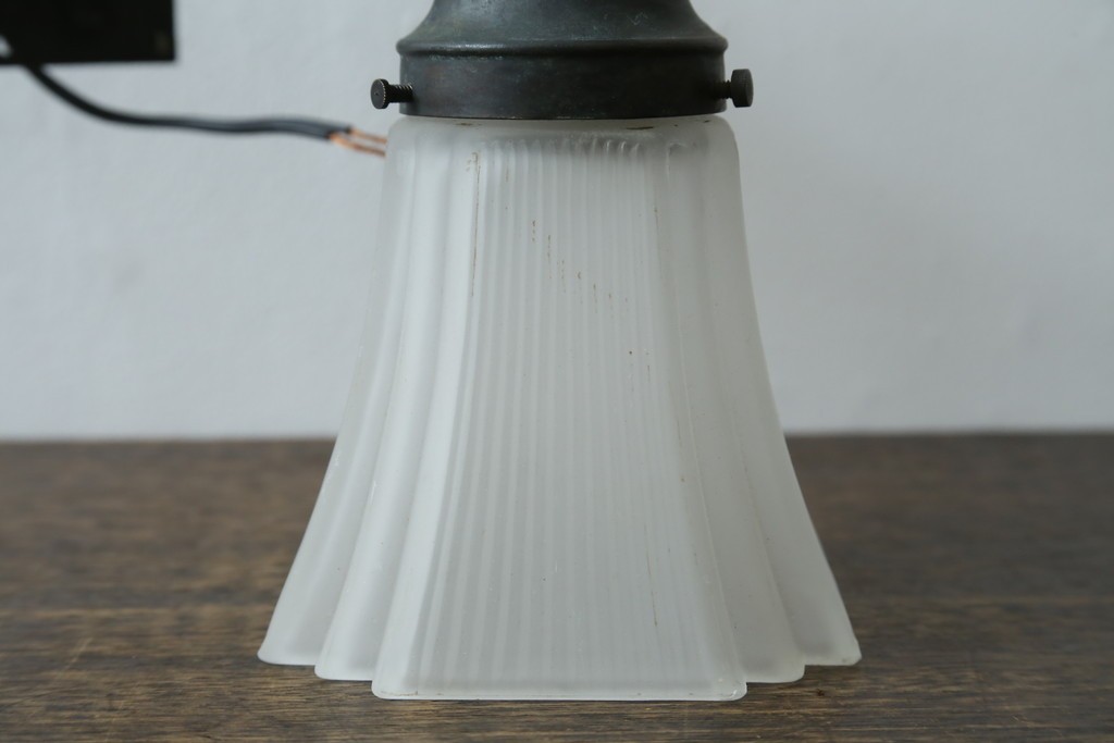 和製アンティーク　ほんのり透ける乳白色ガラスシェードのウォールライト　(R-087487)