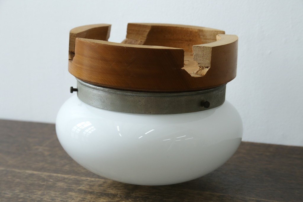 和製アンティーク　やわらかな灯りを広げる丸型ガラスシェード×木製台座のシーリングライト　(R-087490)