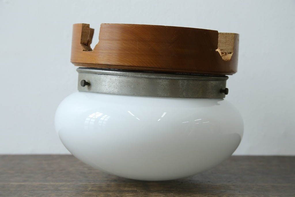 和製アンティーク　やわらかな灯りを広げる丸型ガラスシェード×木製台座のシーリングライト　(R-087490)