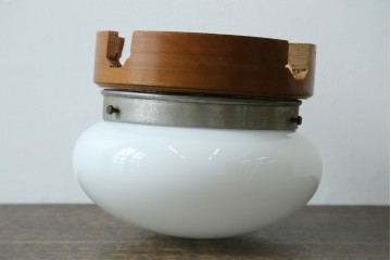 和製アンティーク　やわらかな灯りを広げる丸型ガラスシェード×木製台座のシーリングライト　(R-087490)