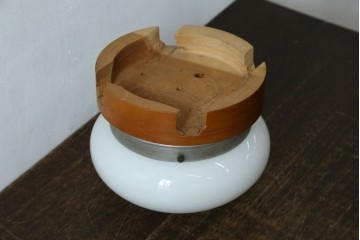 和製アンティーク　やわらかな灯りを広げる丸型ガラスシェード×木製台座のシーリングライト　(R-087490)