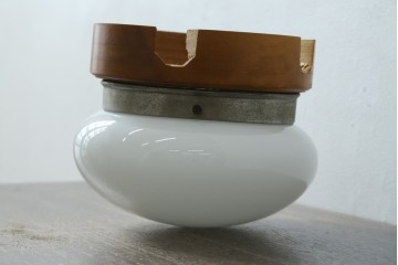 和製アンティーク　やわらかな灯りを広げる丸型ガラスシェード×木製台座のシーリングライト　(R-087490)