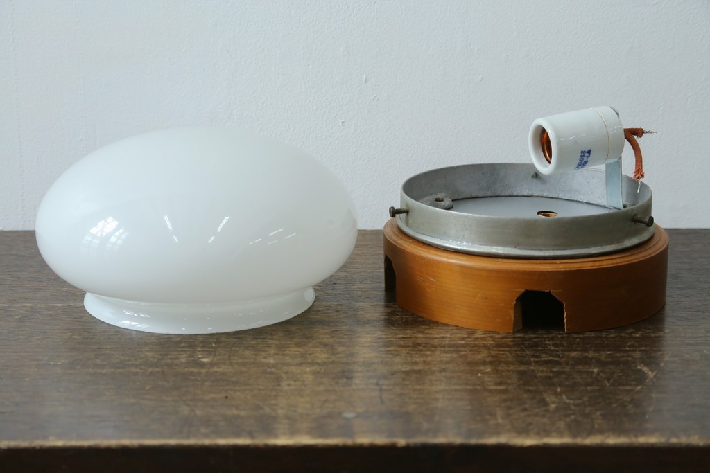 和製アンティーク　やわらかな灯りを広げる丸型ガラスシェード×木製台座のシーリングライト　(R-087490)