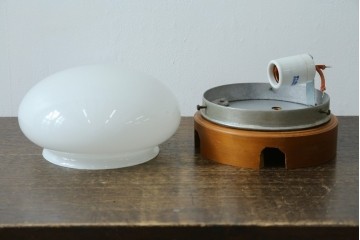 和製アンティーク　やわらかな灯りを広げる丸型ガラスシェード×木製台座のシーリングライト　(R-087490)