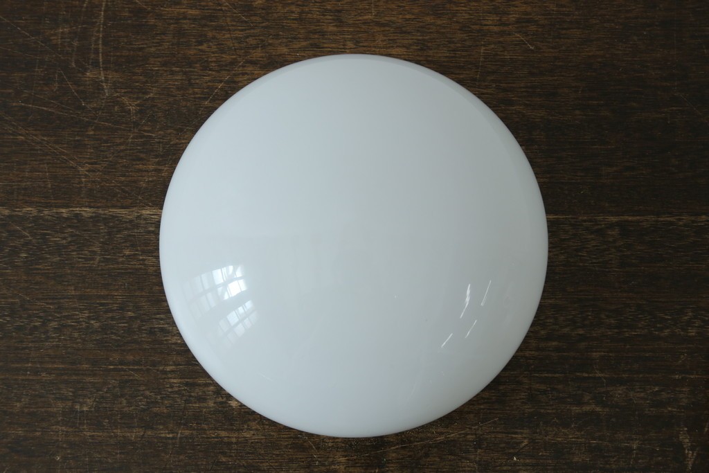 和製アンティーク　やわらかな灯りを広げる丸型ガラスシェード×木製台座のシーリングライト　(R-087490)