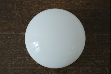 和製アンティーク　やわらかな灯りを広げる丸型ガラスシェード×木製台座のシーリングライト　(R-087490)