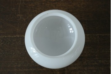 和製アンティーク　やわらかな灯りを広げる丸型ガラスシェード×木製台座のシーリングライト　(R-087490)