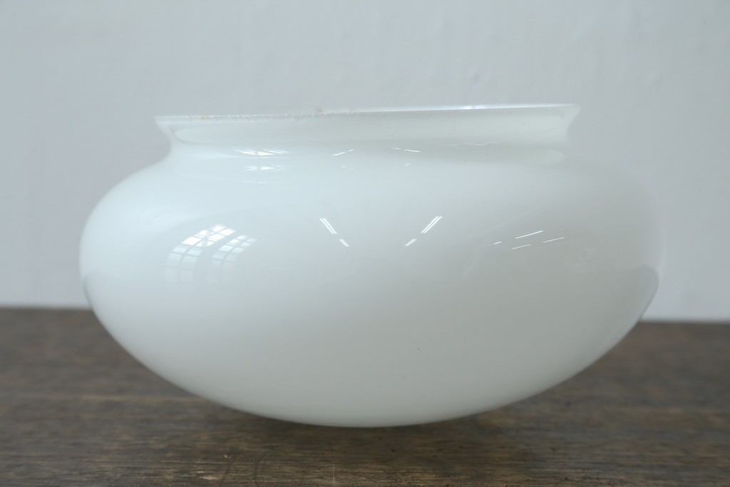 和製アンティーク　やわらかな灯りを広げる丸型ガラスシェード×木製台座のシーリングライト　(R-087490)