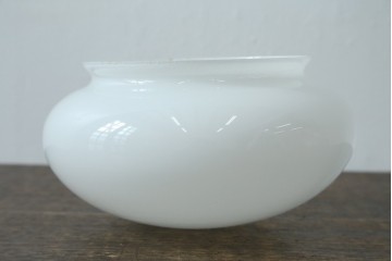 和製アンティーク　やわらかな灯りを広げる丸型ガラスシェード×木製台座のシーリングライト　(R-087490)