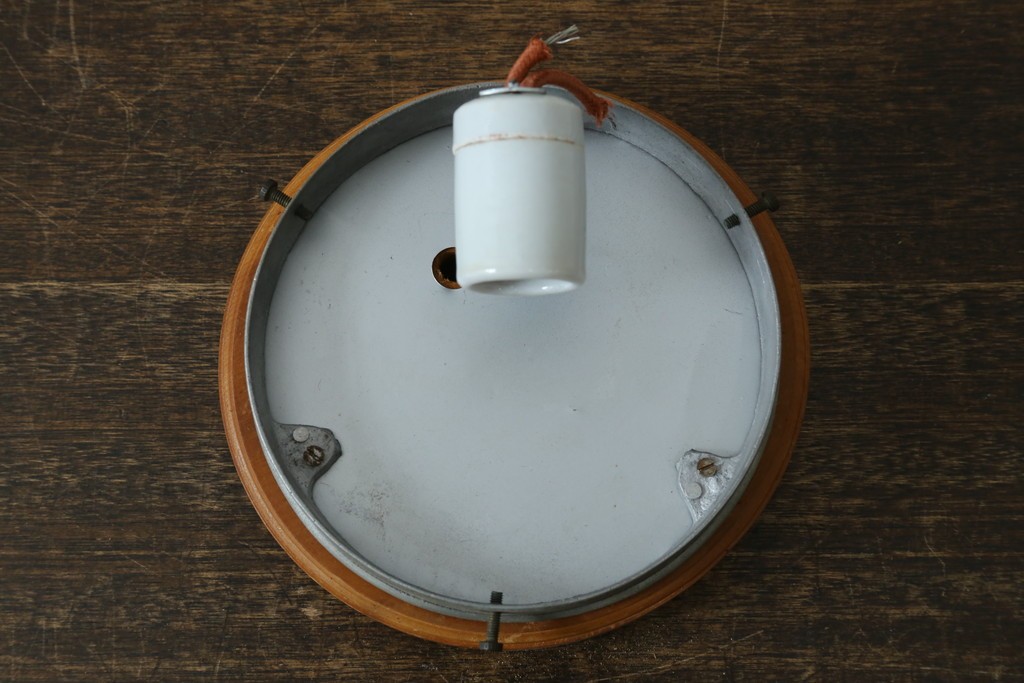 和製アンティーク　やわらかな灯りを広げる丸型ガラスシェード×木製台座のシーリングライト　(R-087490)