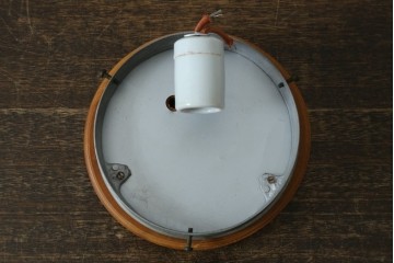 和製アンティーク　やわらかな灯りを広げる丸型ガラスシェード×木製台座のシーリングライト　(R-087490)