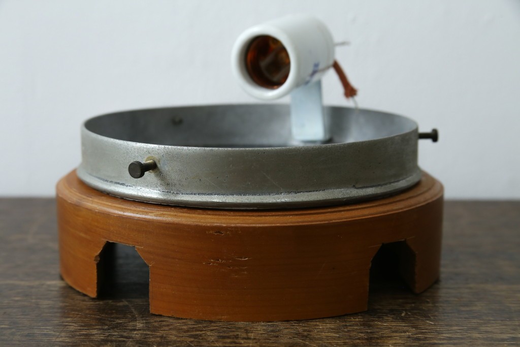 和製アンティーク　やわらかな灯りを広げる丸型ガラスシェード×木製台座のシーリングライト　(R-087490)