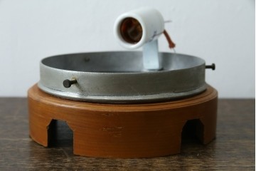 和製アンティーク　やわらかな灯りを広げる丸型ガラスシェード×木製台座のシーリングライト　(R-087490)