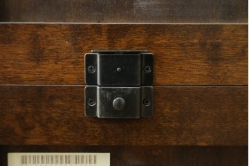 中古　希少な廃番品　北海道民芸家具　格子意匠が印象的な本棚　(R-087492)