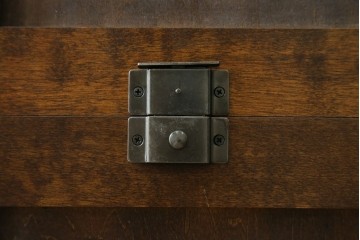 中古　希少な廃番品　北海道民芸家具　格子意匠が印象的な本棚　(R-087492)