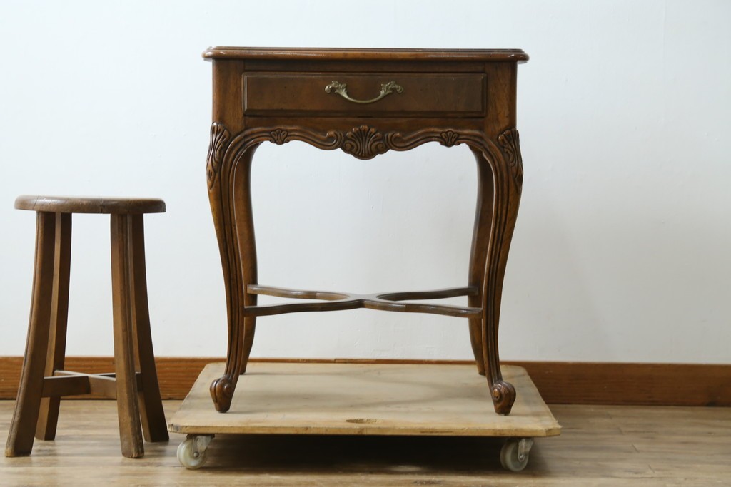 中古　DREXEL HERITAGE(ドレクセルヘリテイジ)　優雅な曲線が美しいサイドテーブル　(R-087493)