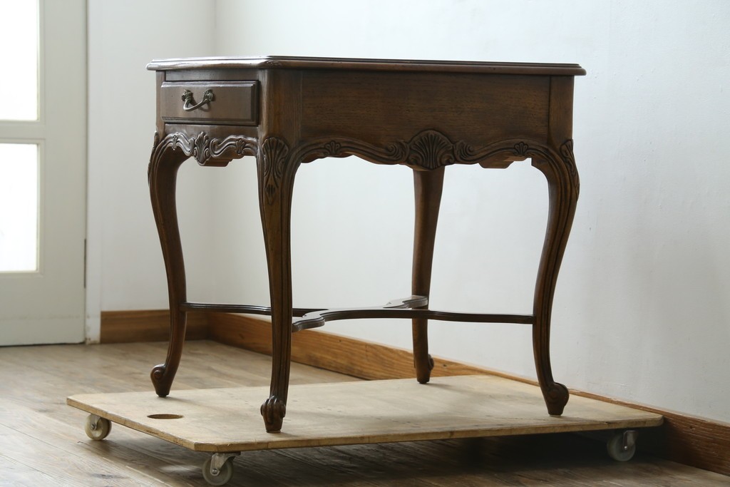 中古　DREXEL HERITAGE(ドレクセルヘリテイジ)　優雅な曲線が美しいサイドテーブル　(R-087493)
