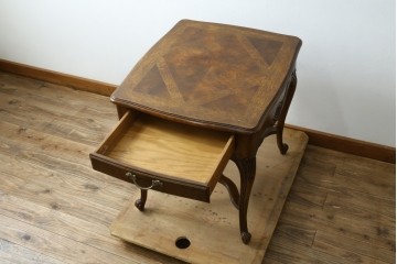 中古　DREXEL HERITAGE(ドレクセルヘリテイジ)　優雅な曲線が美しいサイドテーブル　(R-087493)