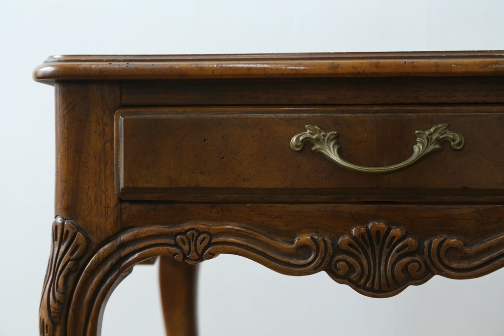 中古　DREXEL HERITAGE(ドレクセルヘリテイジ)　優雅な曲線が美しいサイドテーブル　(R-087493)