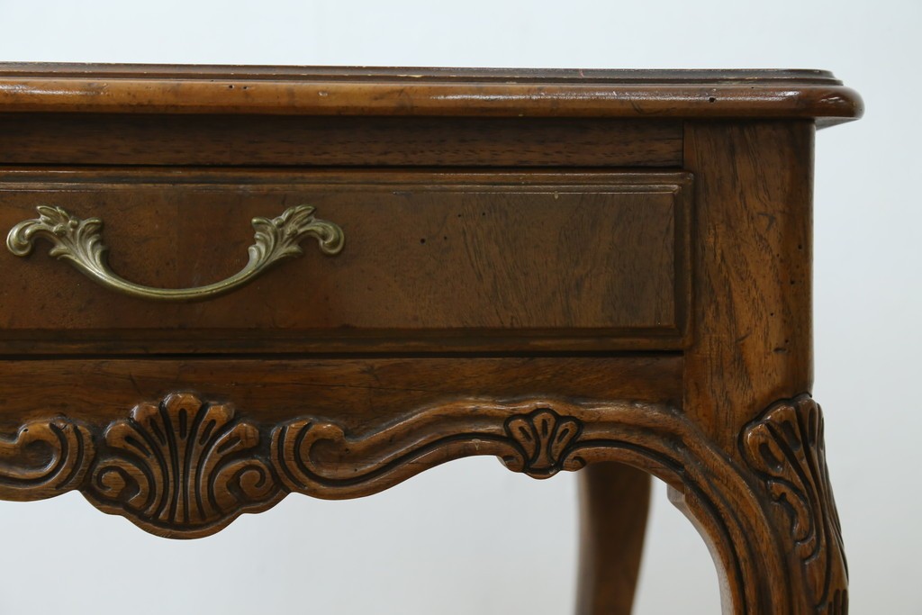 中古　DREXEL HERITAGE(ドレクセルヘリテイジ)　優雅な曲線が美しいサイドテーブル　(R-087493)