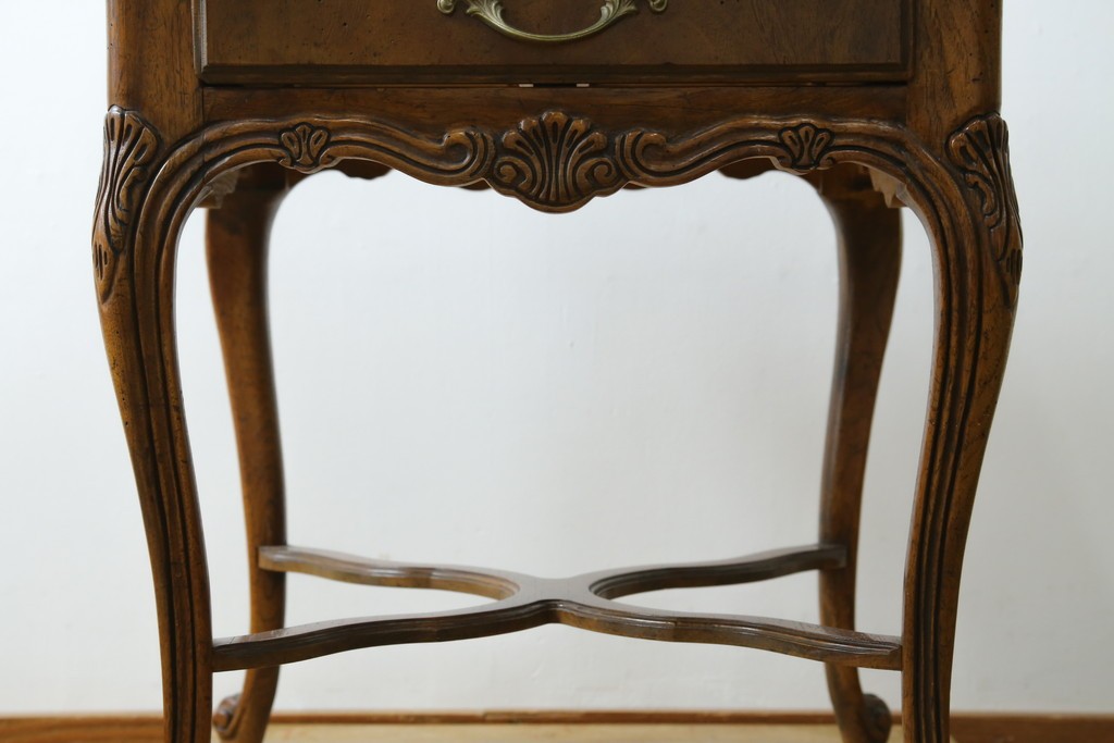 中古　DREXEL HERITAGE(ドレクセルヘリテイジ)　優雅な曲線が美しいサイドテーブル　(R-087493)