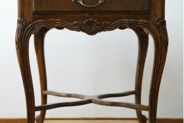 中古　DREXEL HERITAGE(ドレクセルヘリテイジ)　優雅な曲線が美しいサイドテーブル　(R-087493)