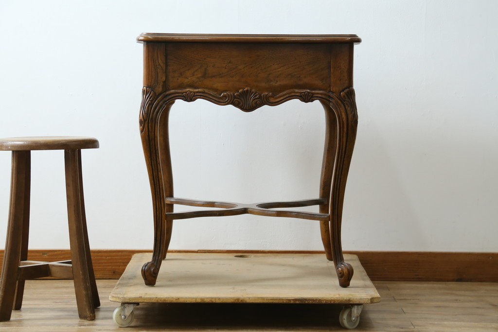 中古　DREXEL HERITAGE(ドレクセルヘリテイジ)　優雅な曲線が美しいサイドテーブル　(R-087493)