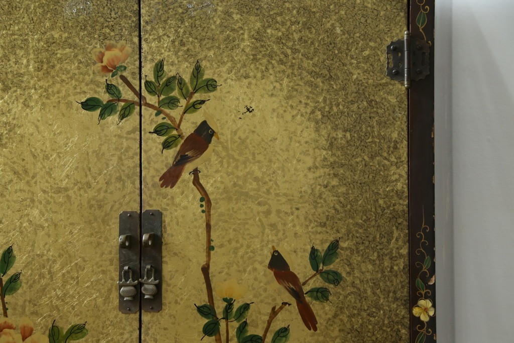 アジアンヴィンテージ　オリエンタル　花鳥文様が美しい収納棚　(R-087494)