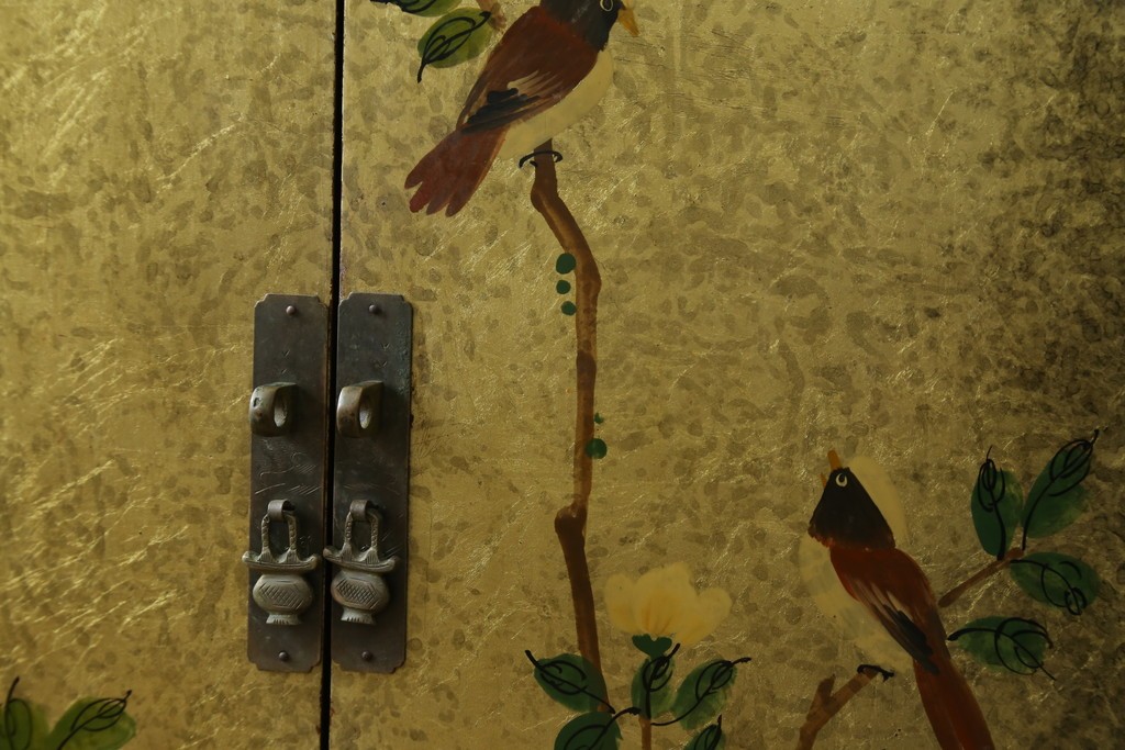 アジアンヴィンテージ　オリエンタル　花鳥文様が美しい収納棚　(R-087494)