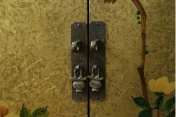 アジアンヴィンテージ　オリエンタル　花鳥文様が美しい収納棚　(R-087494)