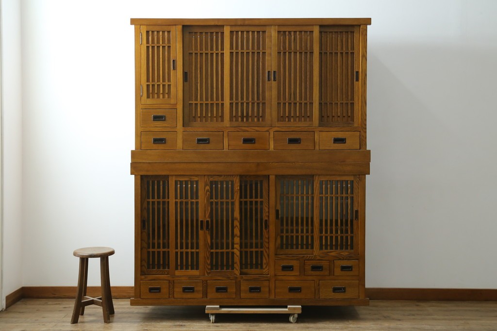 中古　美品　タモ材　格子戸が美しい水屋箪笥　(R-087497)