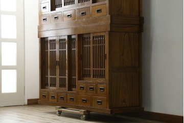 中古　美品　タモ材　格子戸が美しい水屋箪笥　(R-087497)