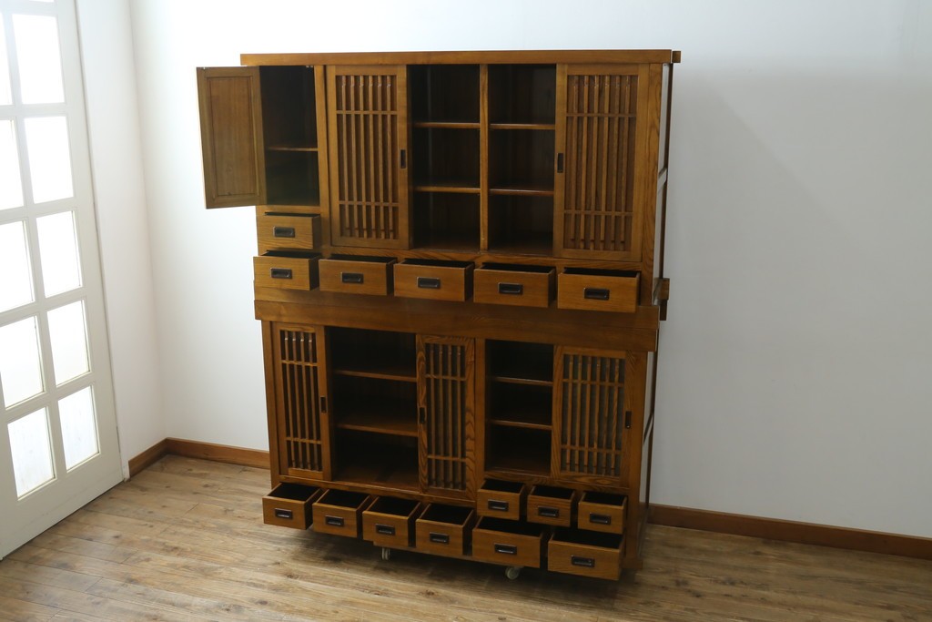 中古　美品　タモ材　格子戸が美しい水屋箪笥　(R-087497)