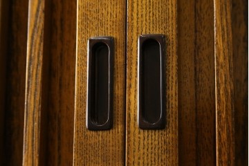 中古　美品　タモ材　格子戸が美しい水屋箪笥　(R-087497)