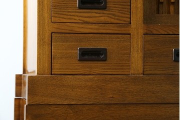 中古　美品　タモ材　格子戸が美しい水屋箪笥　(R-087497)