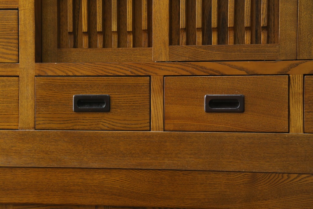 中古　美品　タモ材　格子戸が美しい水屋箪笥　(R-087497)