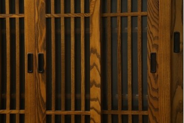 中古　美品　タモ材　格子戸が美しい水屋箪笥　(R-087497)