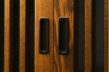 中古　美品　タモ材　格子戸が美しい水屋箪笥　(R-087497)