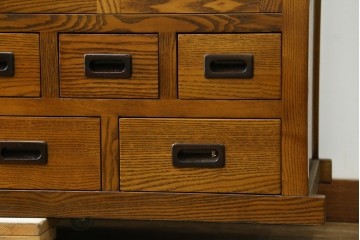 中古　美品　タモ材　格子戸が美しい水屋箪笥　(R-087497)