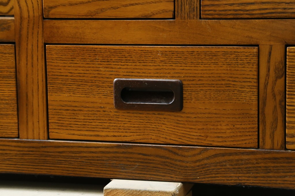 中古　美品　タモ材　格子戸が美しい水屋箪笥　(R-087497)