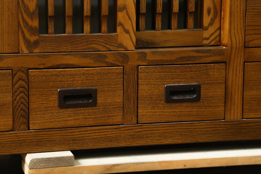 中古　美品　タモ材　格子戸が美しい水屋箪笥　(R-087497)