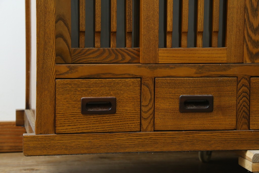 中古　美品　タモ材　格子戸が美しい水屋箪笥　(R-087497)