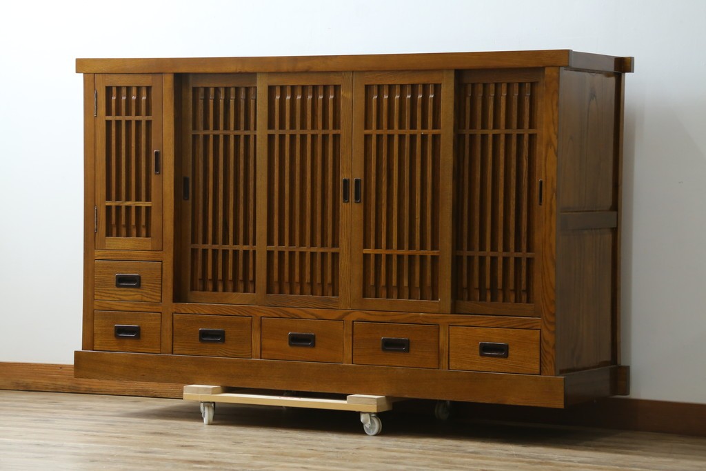 中古　美品　タモ材　格子戸の水屋箪笥サイドボード　(R-087498)