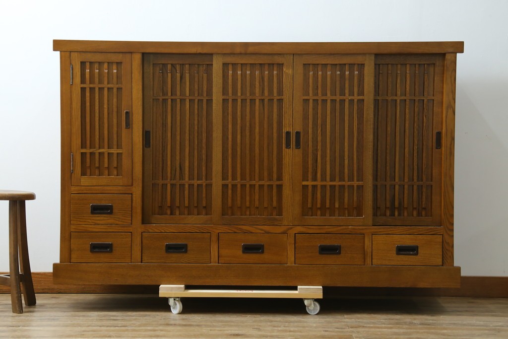 中古　美品　タモ材　格子戸の水屋箪笥サイドボード　(R-087498)