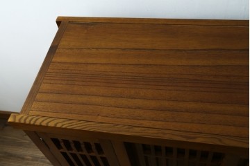 中古　美品　タモ材　格子戸の水屋箪笥サイドボード　(R-087498)
