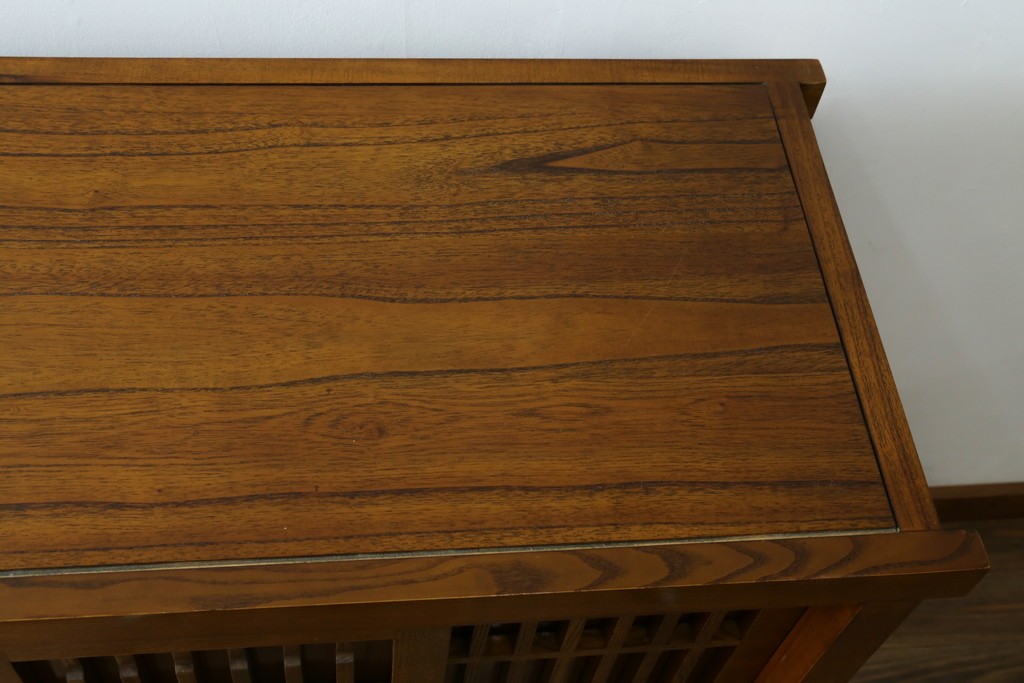 中古　美品　タモ材　格子戸の水屋箪笥サイドボード　(R-087498)