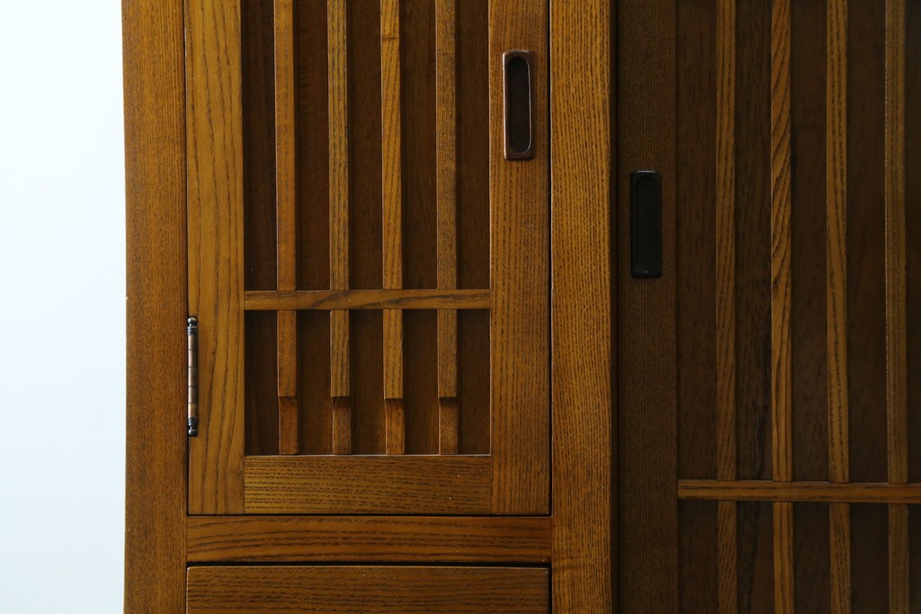 中古　美品　タモ材　格子戸の水屋箪笥サイドボード　(R-087498)