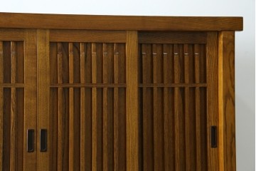 中古　美品　タモ材　格子戸の水屋箪笥サイドボード　(R-087498)