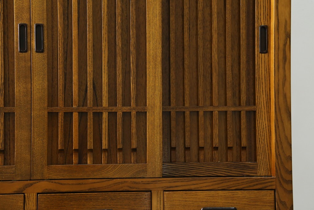 中古　美品　タモ材　格子戸の水屋箪笥サイドボード　(R-087498)